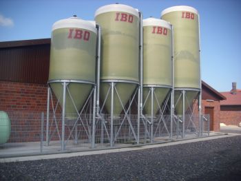 Silos mit unterschiedlichen Futterkomponenten (Bild: SVR).